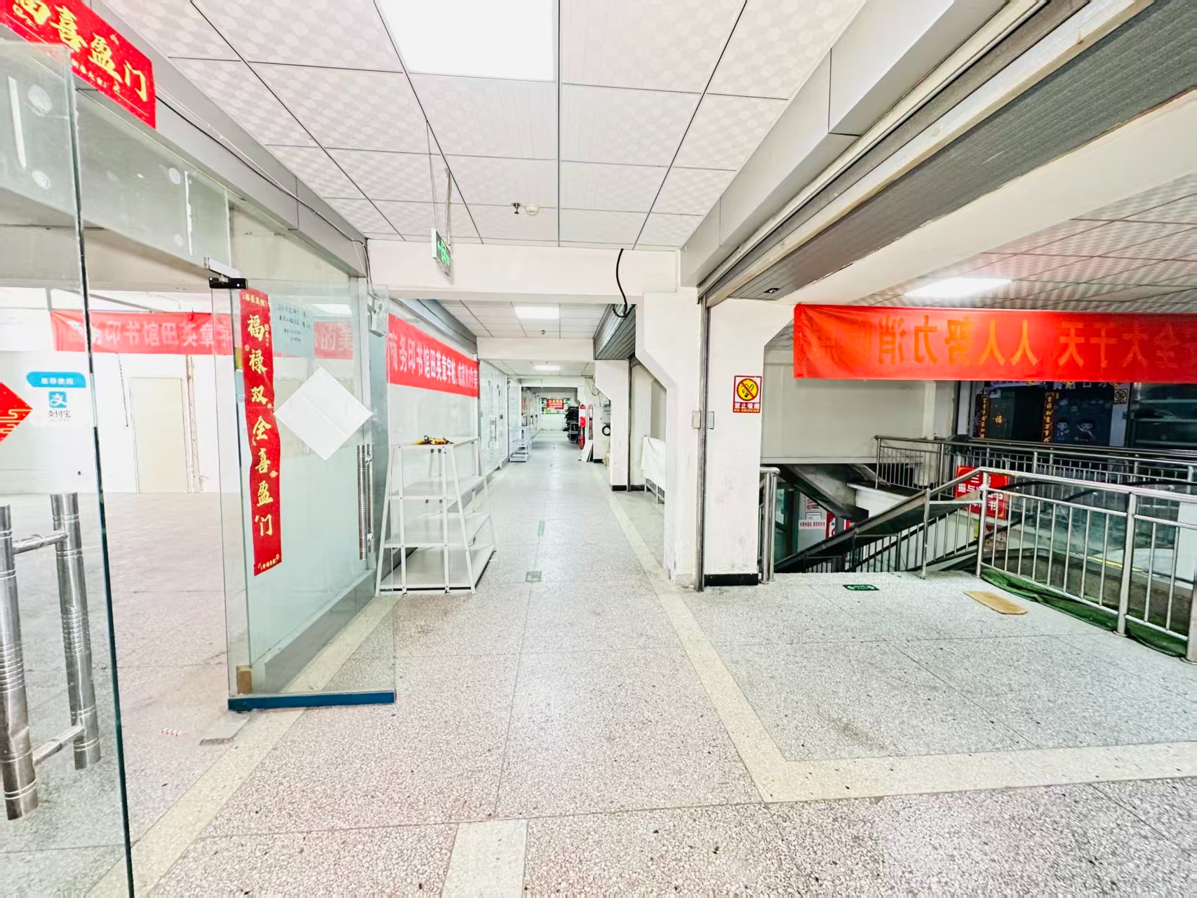 集贤北街引入人工智能技术应用场景，推动AI与商业、零售、电商、企业服务等领域融合发展。