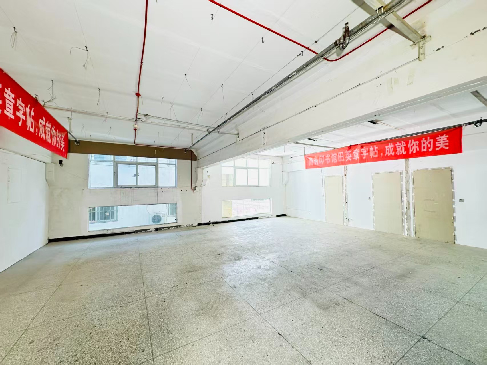 集贤北街重点吸引人工智能应用、数字经济、电商直播、智能制造服务、软件开发、科技创新企业及创业团队入驻